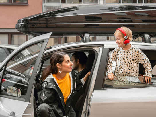 Familj i bil med takbox