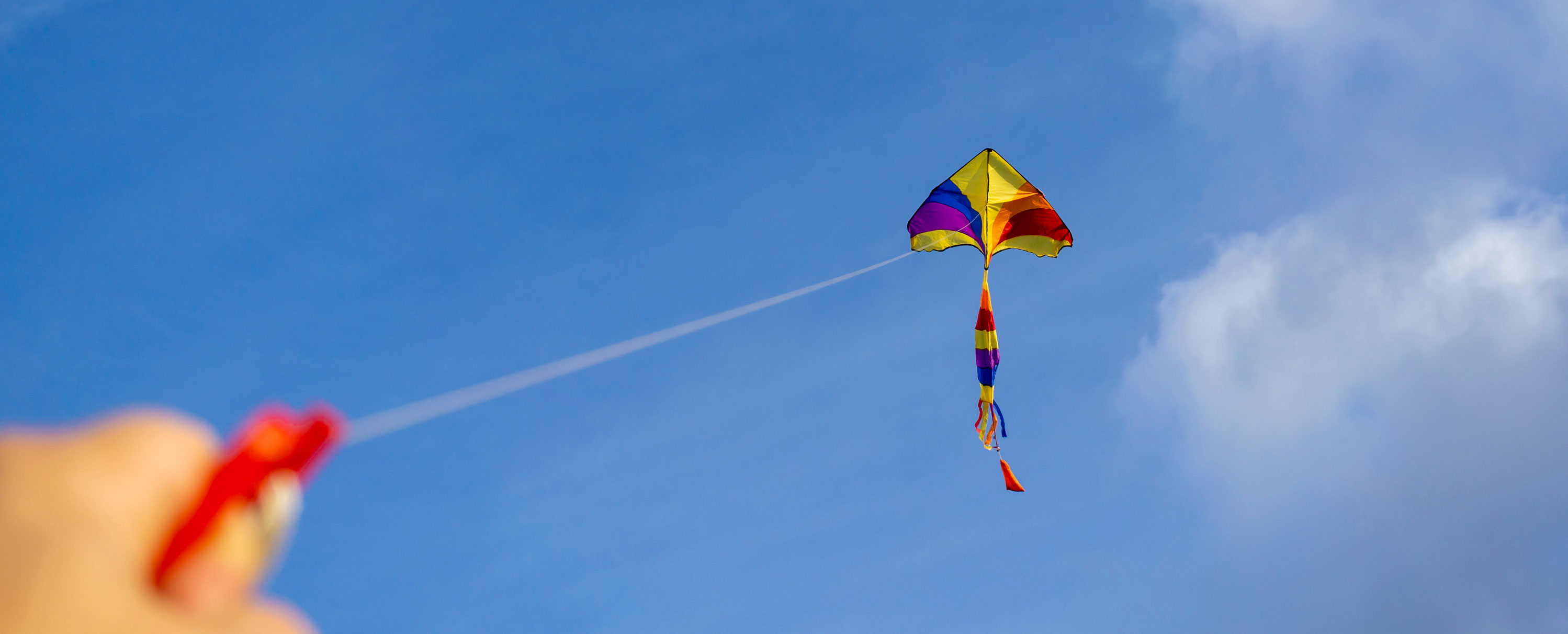 Gul och röd drake mot blå himmel