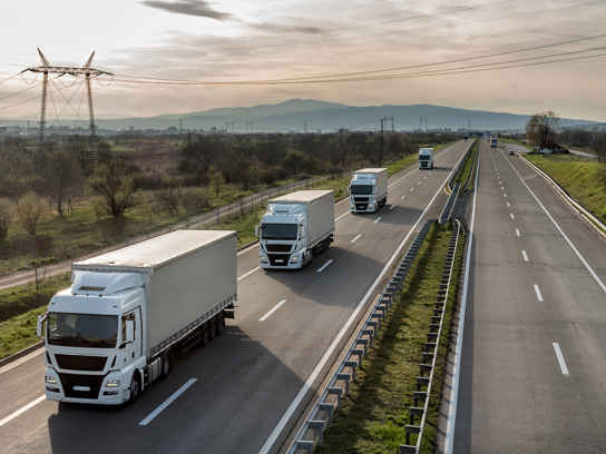 Lastbilar på landsväg