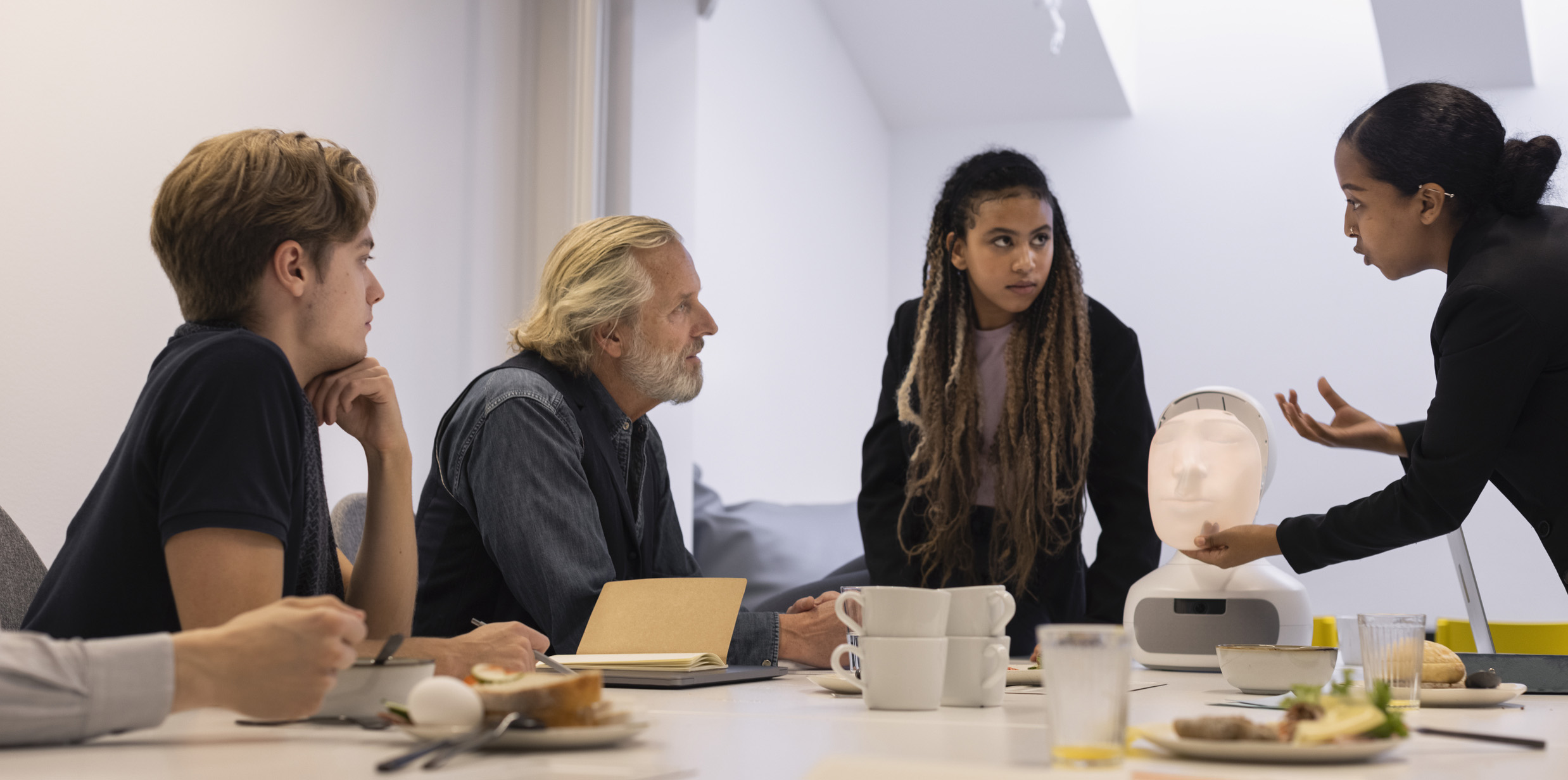 Personer på ett kontor i ett möte