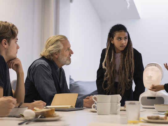 Personer på ett kontor i ett möte