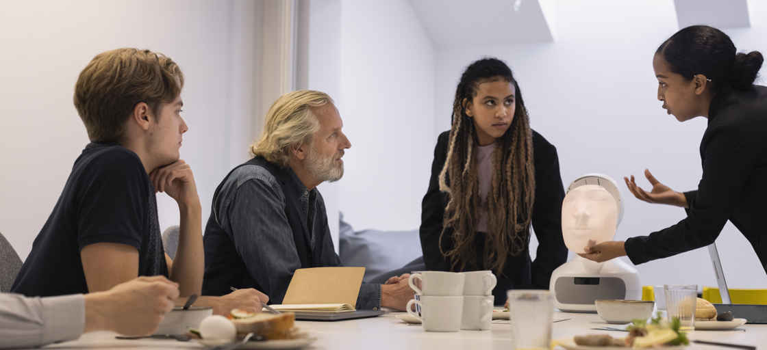 Personer på ett kontor i ett möte