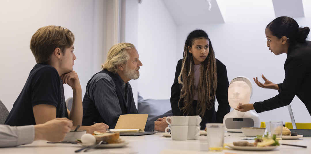 Personer på ett kontor i ett möte