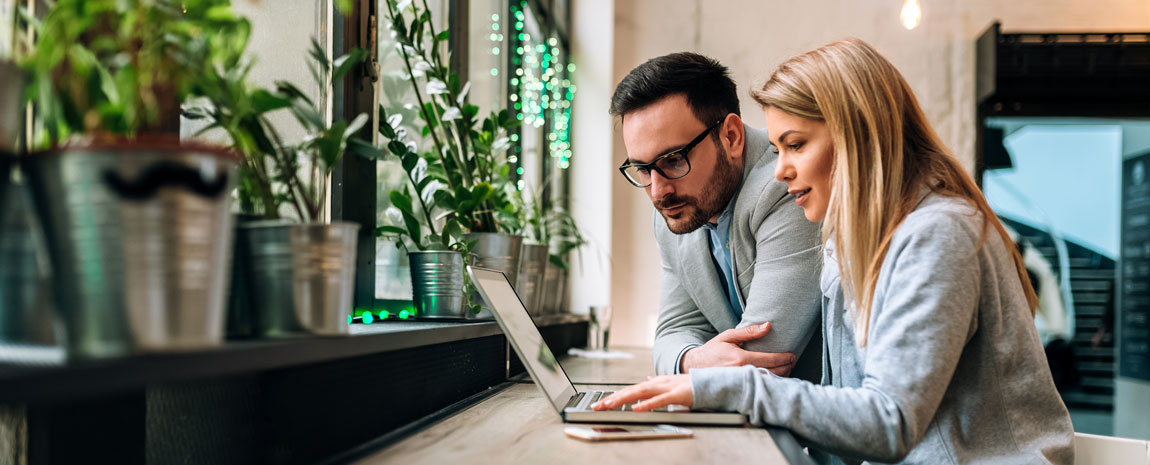 Par med laptop vid bord
