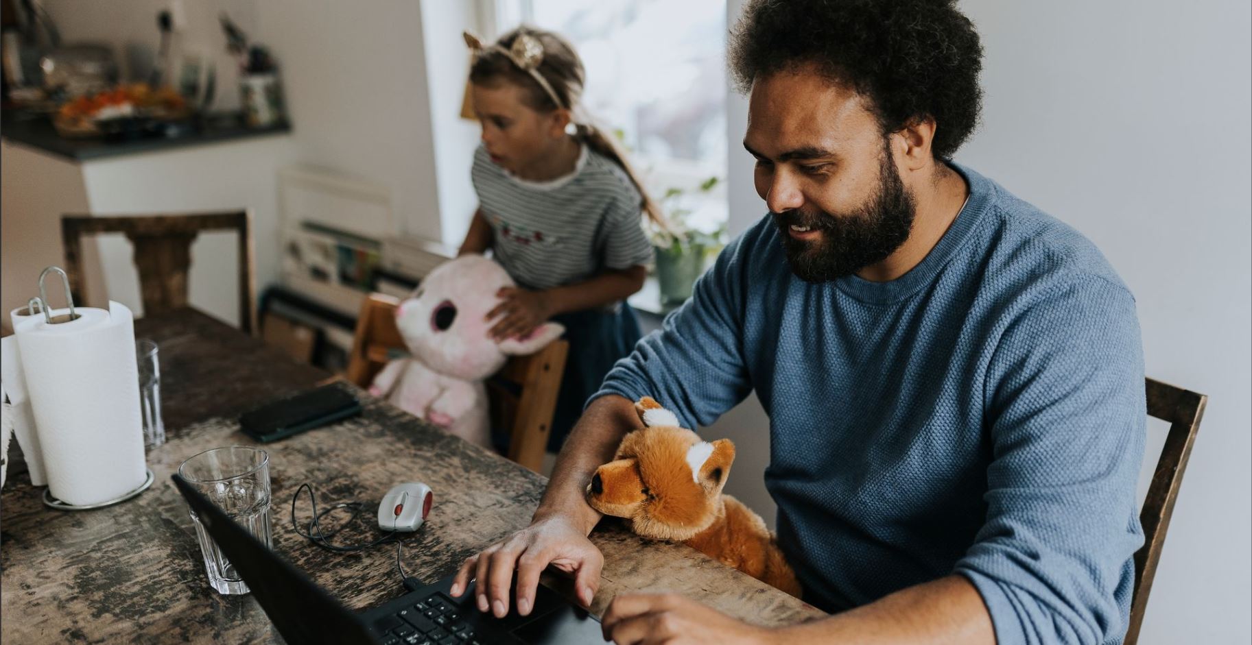 Man shoppar vid datorn i sitt kök