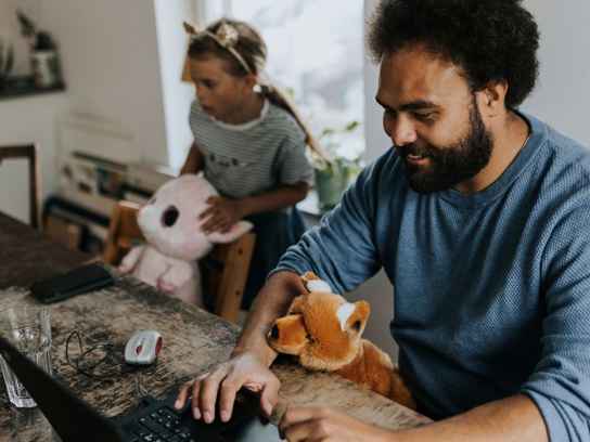 Man shoppar vid datorn i sitt kök