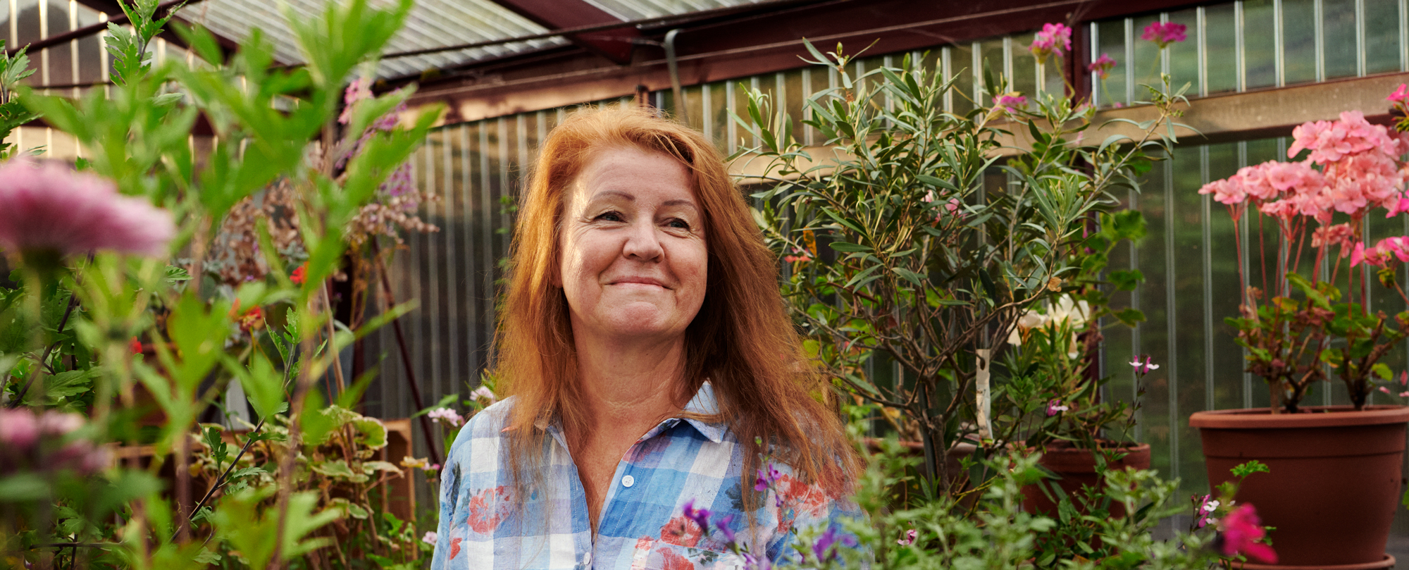 Kvinna i ett växthus