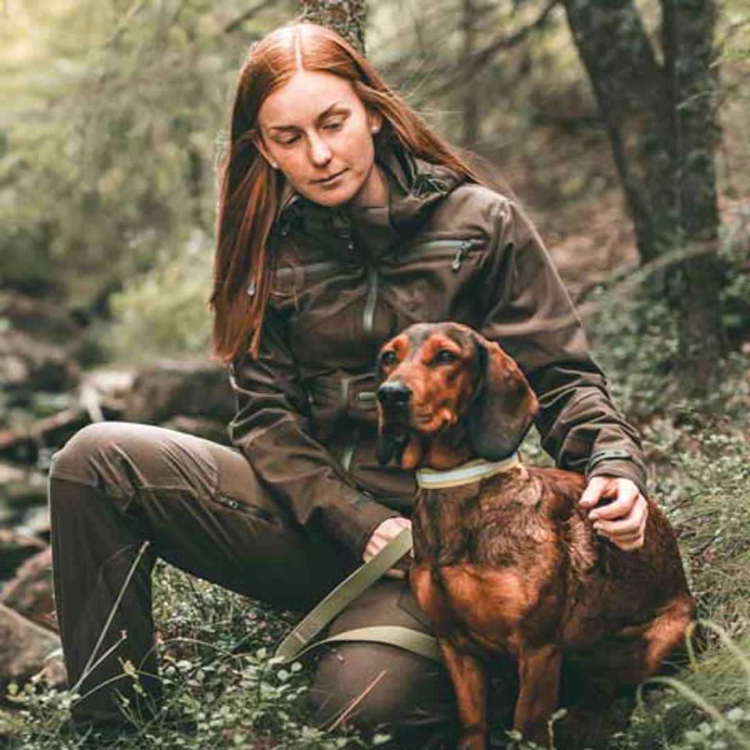 Kvinna med jakthund