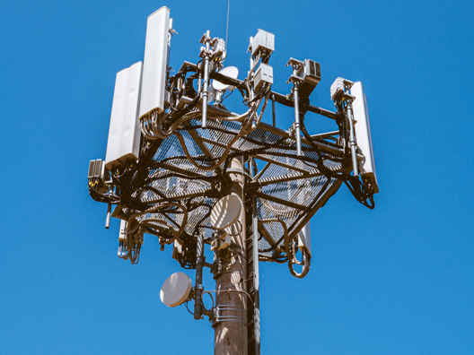 Telekommast mot blå himmel