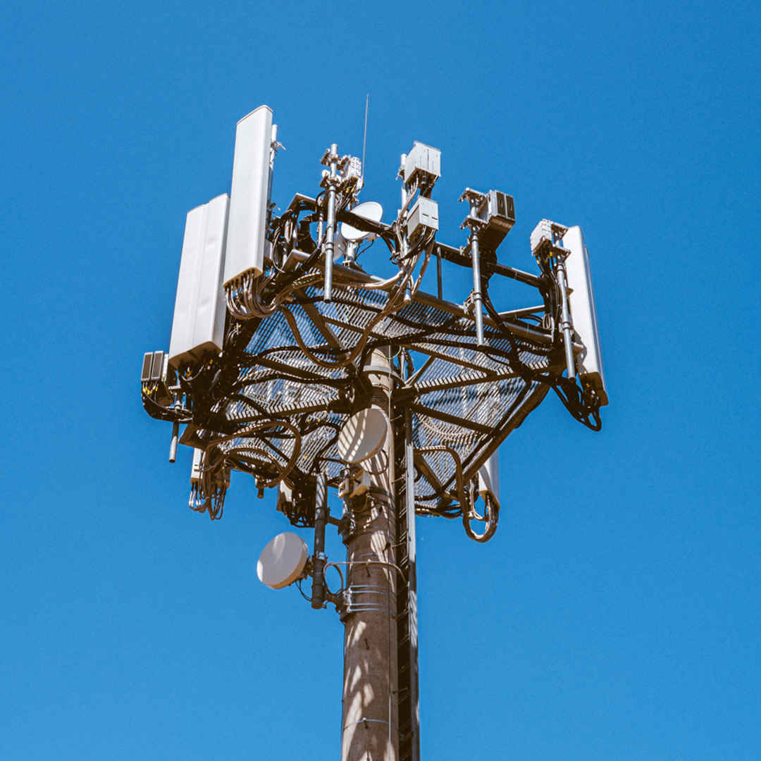 Telekommast mot blå himmel