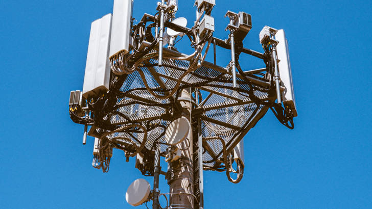 Telekommast mot blå himmel