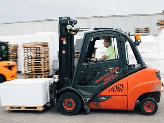 Orange truck som lastar