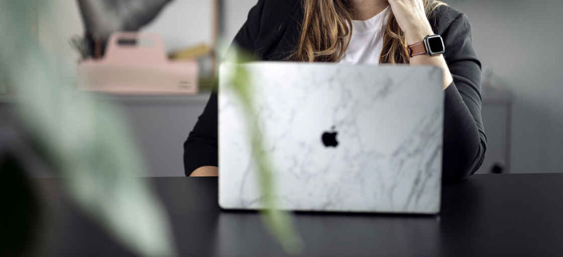 Jennie på Digital Entreprenher med laptop