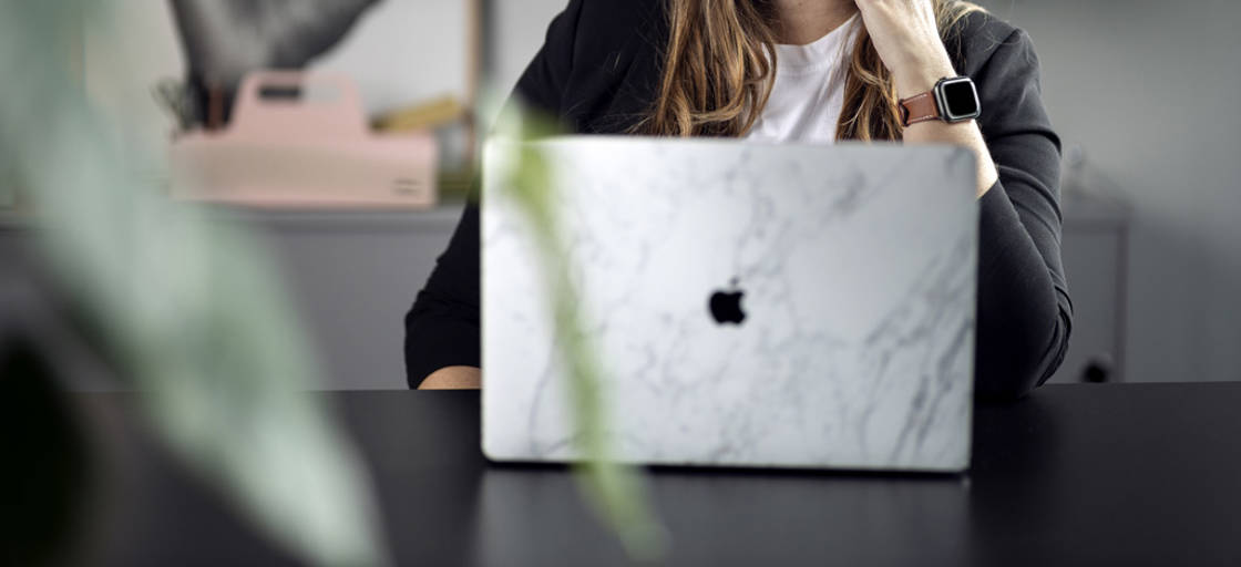 Jennie på Digital Entreprenher med laptop