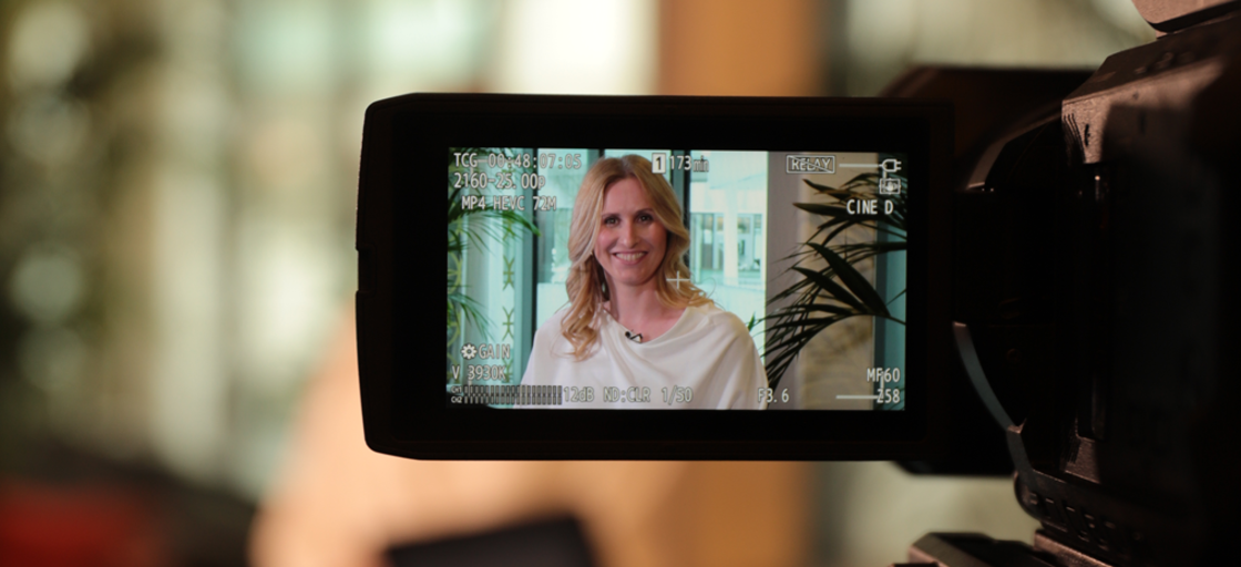 Display på kamera med kvinna i fokus