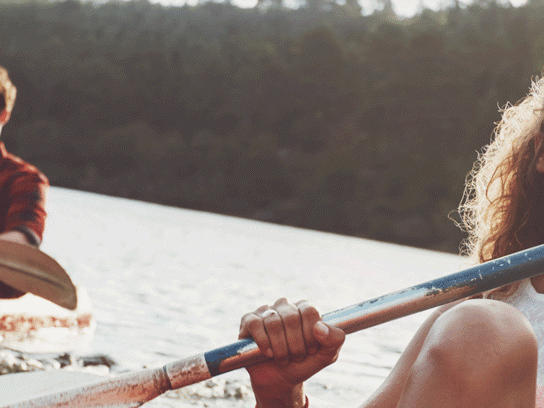 Person paddlar kanot