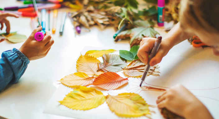 Barn som målar och pysslar med höstlöv