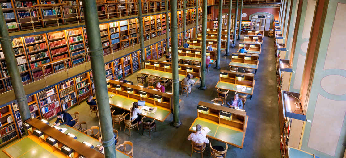 Studenter i ett bibliotek