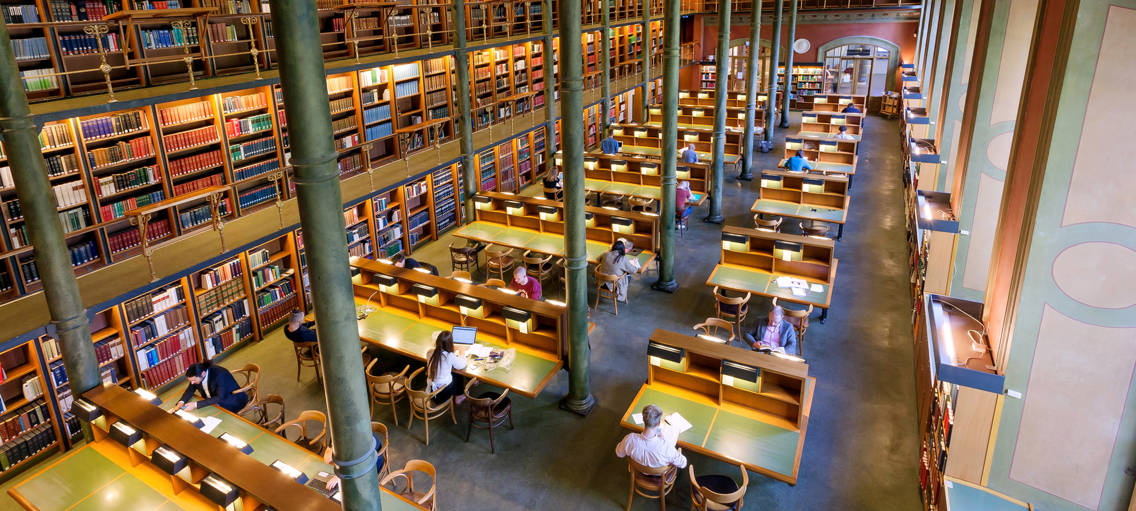 Studenter i ett bibliotek