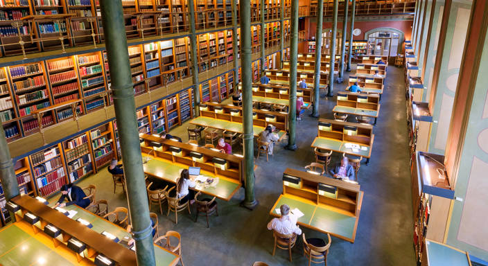 Studenter i ett bibliotek