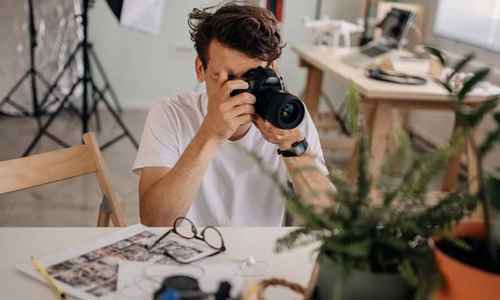 Fotograf med kamera som tar en bild