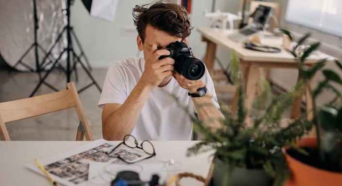 Fotograf med kamera som tar en bild