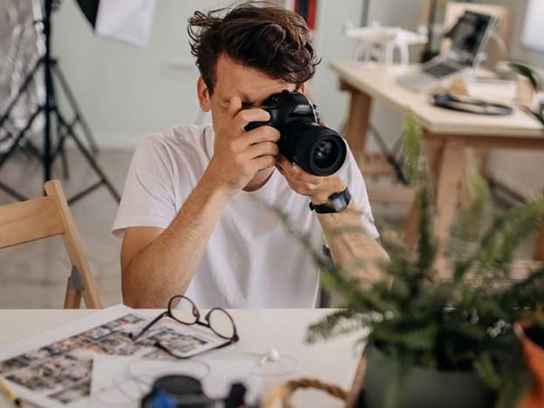 Fotograf med kamera som tar en bild