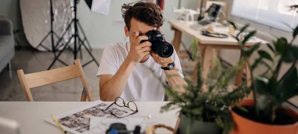 Fotograf med kamera som tar en bild