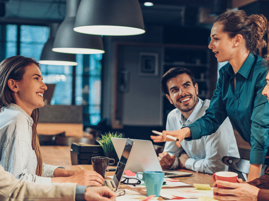 Fem personer runt ett konferensbord