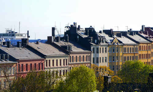Husfasader vid park i stad