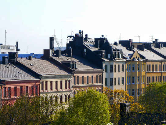 Husfasader vid park i stad