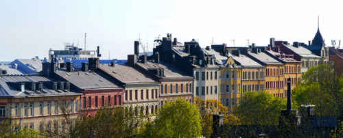 Husfasader vid park i stad