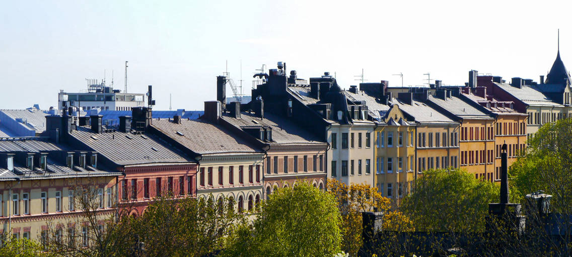 Husfasader vid park i stad