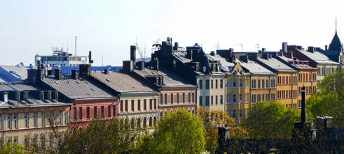 Husfasader vid park i stad