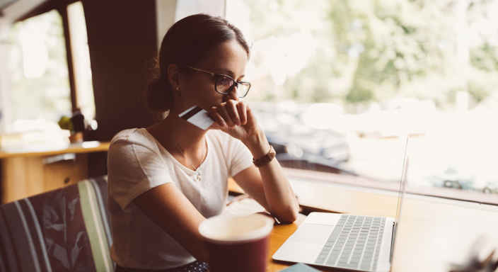 Kvinna med laptop och kreditkort