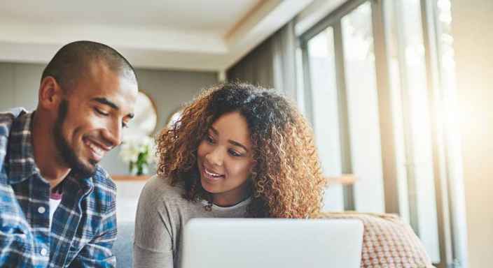 Man och kvinna med laptop