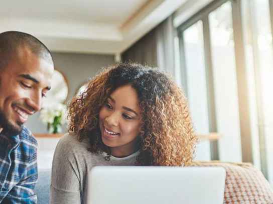 Man och kvinna med laptop