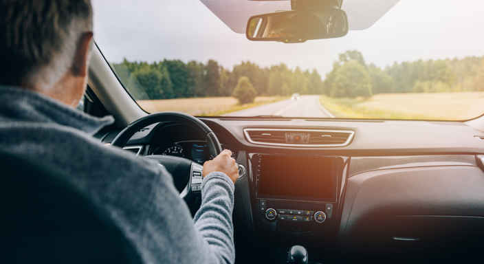 Man som kör en bil