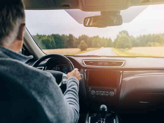 Man som kör en bil