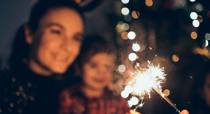 Kvinna och barn med tomtebloss