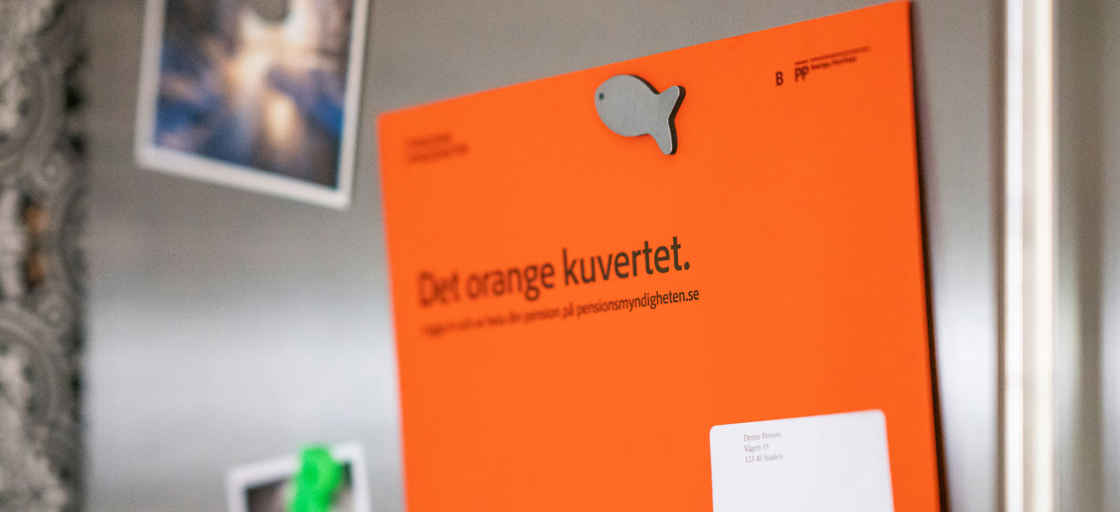 Orange kuvert om pension på kylskåp