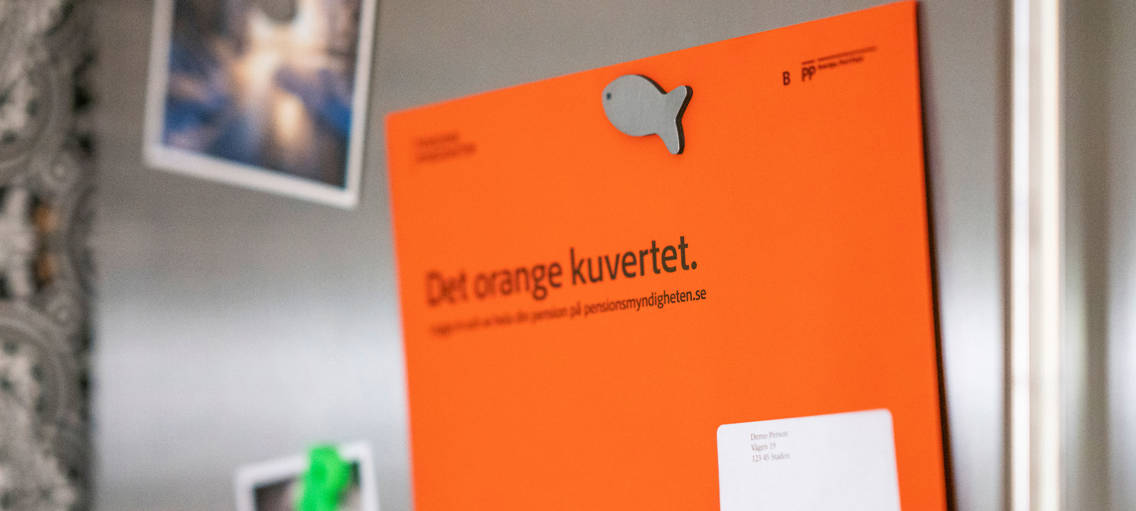 Orange kuvert om pension på kylskåp