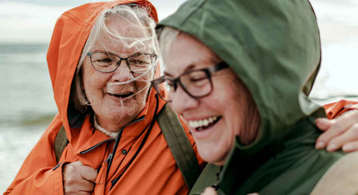 Två äldre kvinnor med glasögon i vindjackor