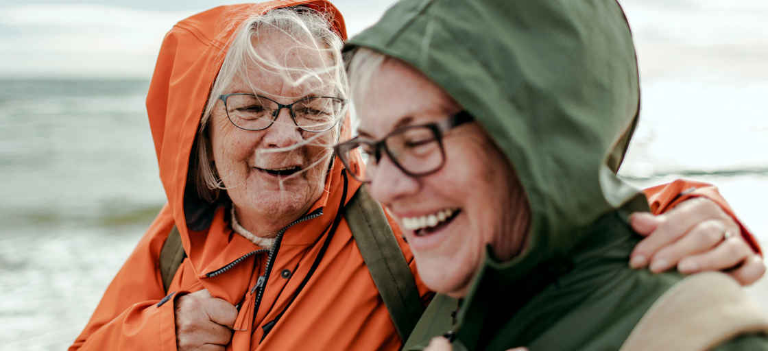 Två äldre kvinnor med glasögon i vindjackor