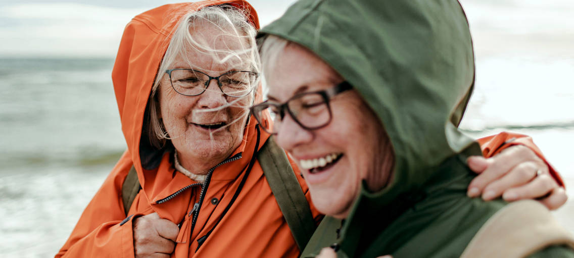 Två äldre kvinnor med glasögon i vindjackor