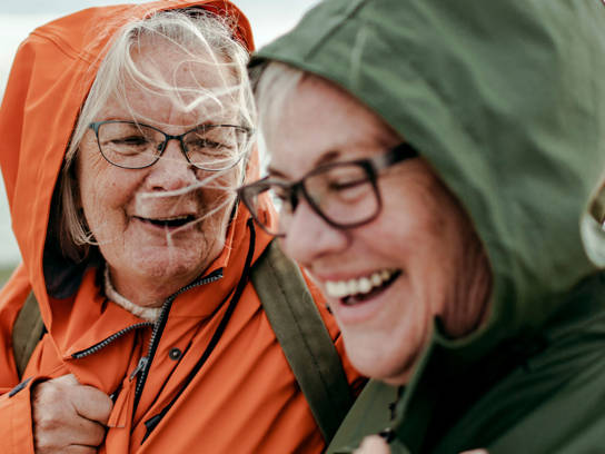 Två äldre kvinnor med glasögon i vindjackor