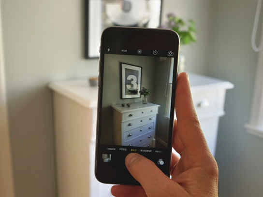 Person fotar byrå med mobil