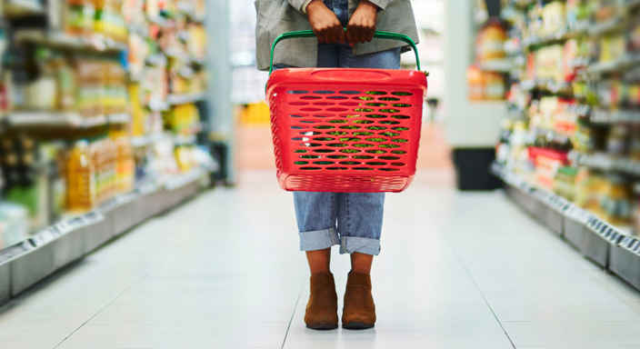 Person med matkorg i butik