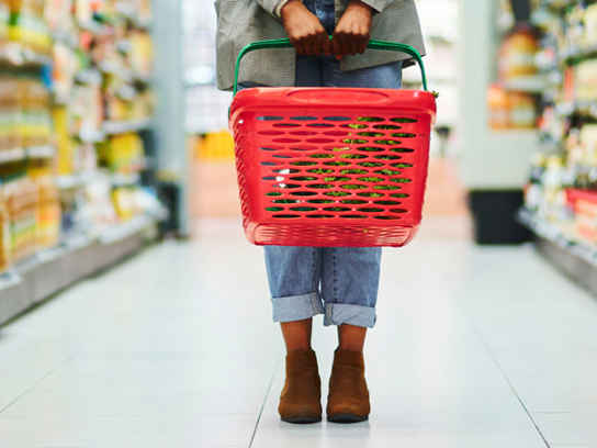 Person med matkorg i butik