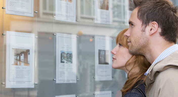 Ungt par läser lägenhetsannonser